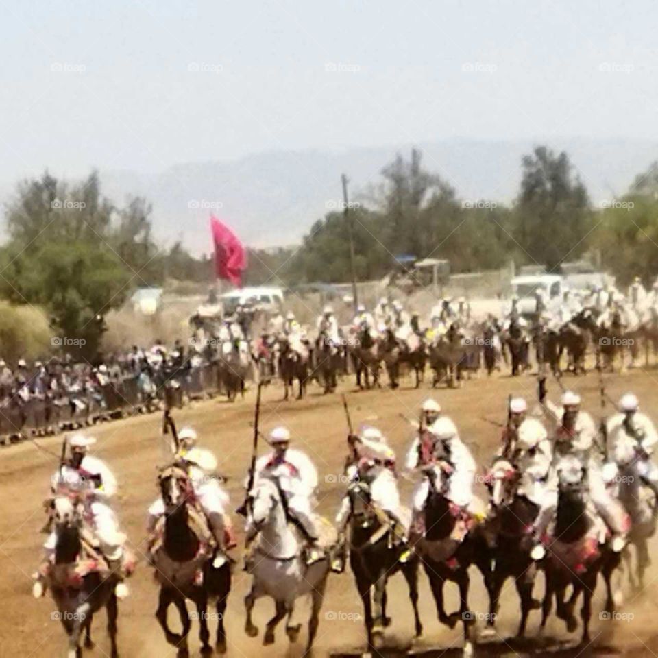 Crowd of people doing race with horses.