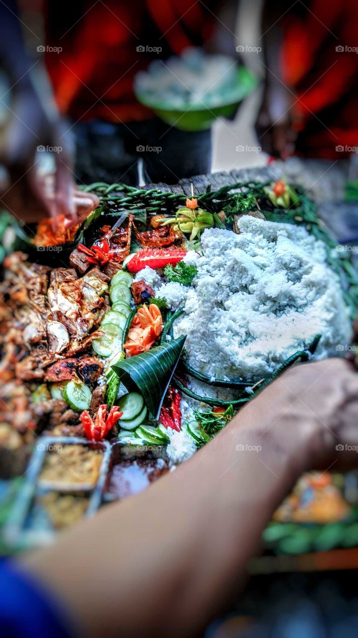 Open the tumpeng rice