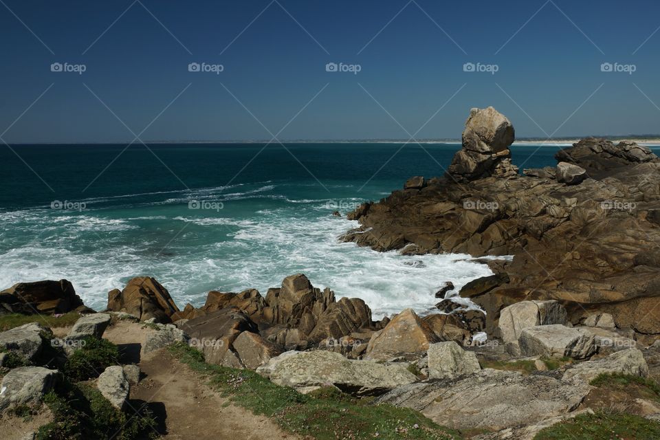 Pointe de la Torche (Finistère-France). Bleu profond de l'océan à la pointe de la Torche en Bretagne