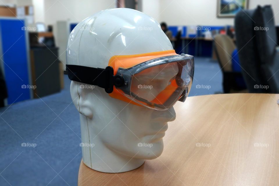 Goggles to protect the eyes when working in the workshop, the chemical laboratory protects the eyes from harmful chemical splashes
