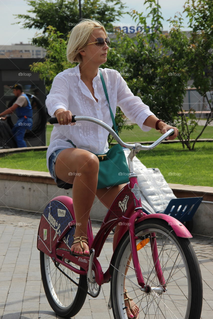женщина на велосипеде