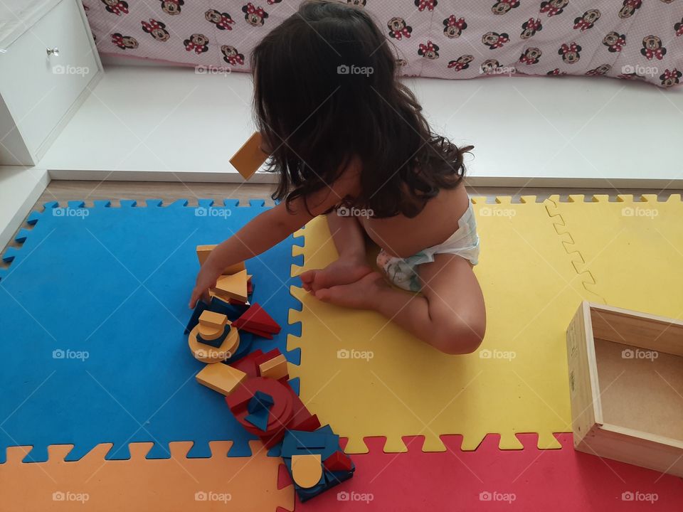 Minha neta se divertiu bastante com os Blocos Lógicos. 😍🥰👏👏👏👏👏👏