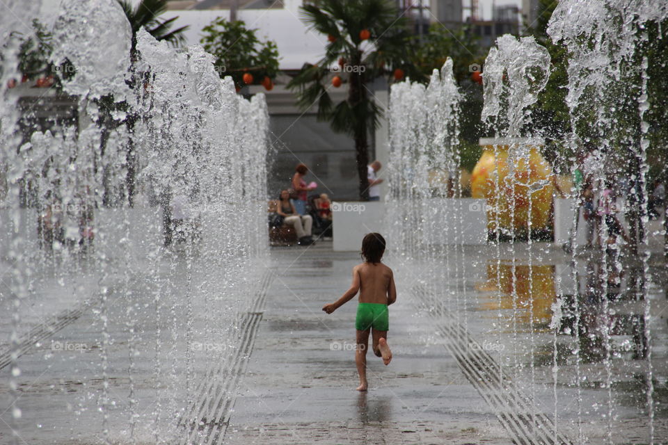 мальчик в фонтане