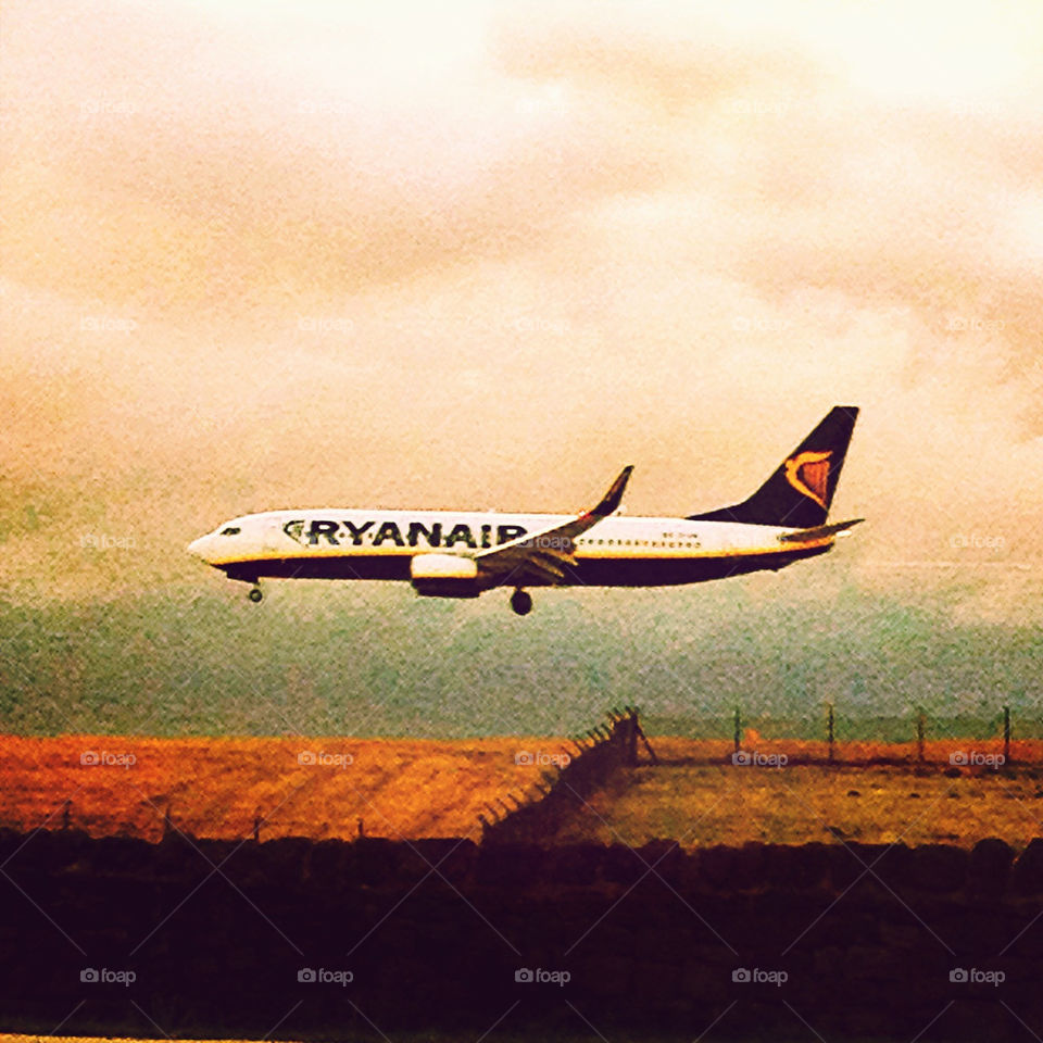 Ryanair plane coming to land..