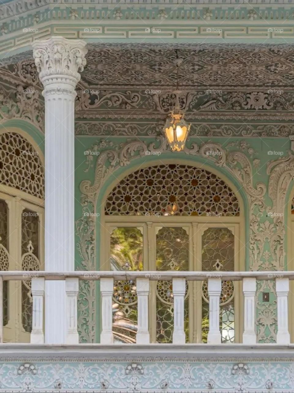 As soon as you enter the first floor, the art of plastering on the ceiling of the first floor and the columns, along with the art of Chinese knots on the wooden doors and windows, has a unique beauty.