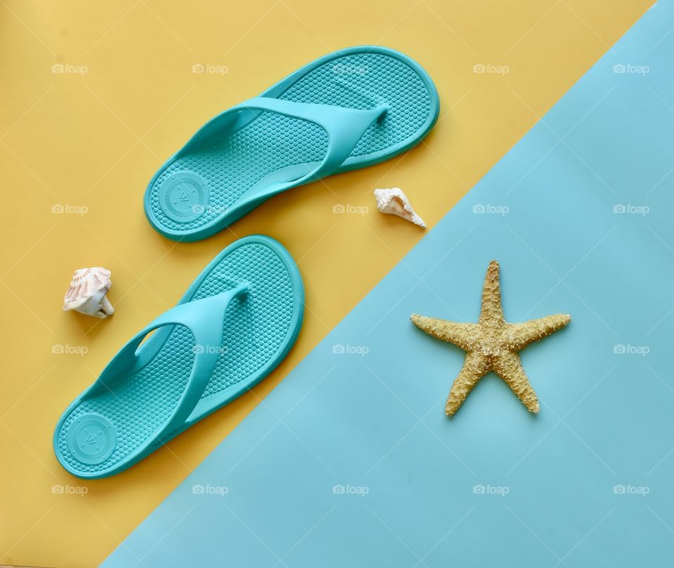 Totes flip flop sandals with starfish 