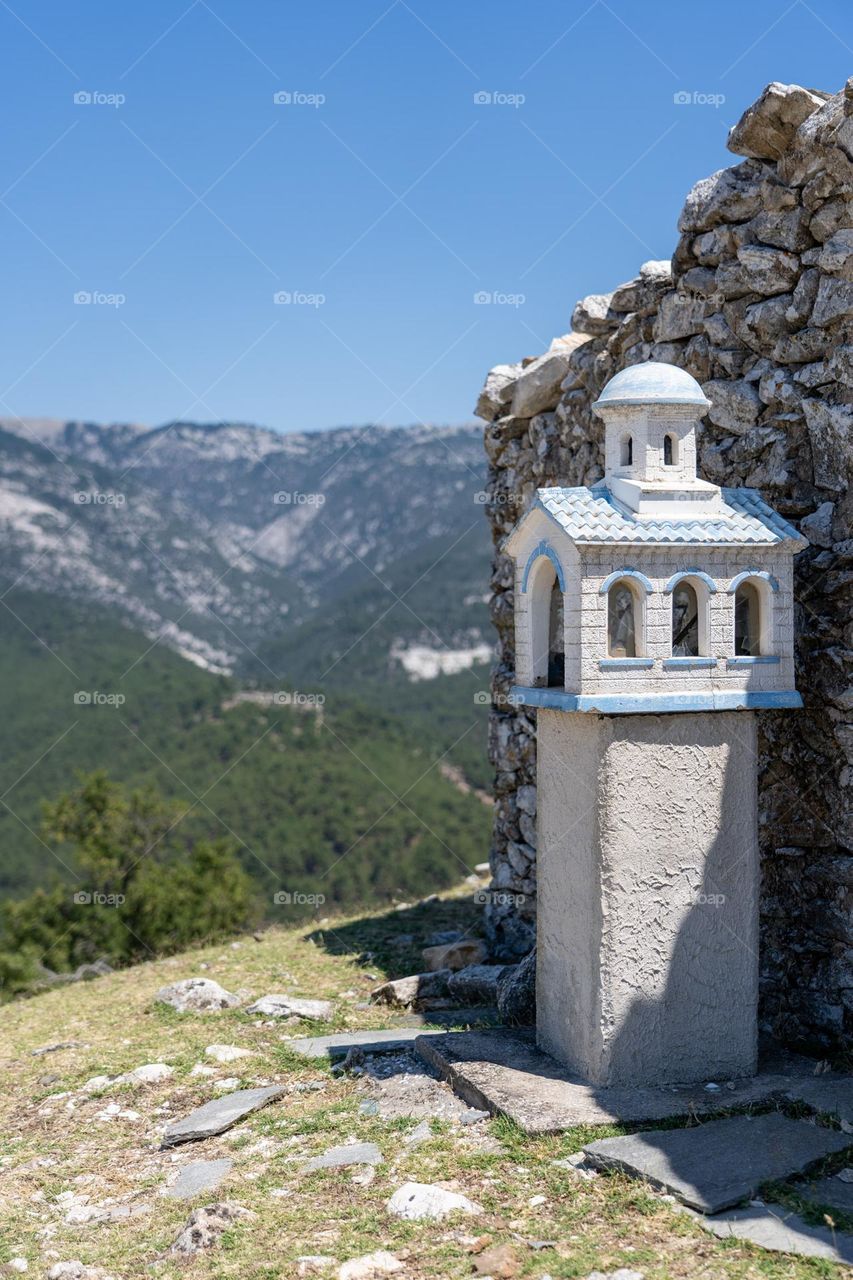 Little white house with an amazing viee of mountais.