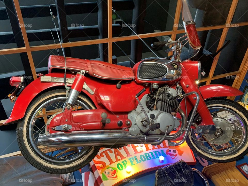 Vintage Vibes: 1966 Honda CA77 Dream Touring. Finished in red with chrome accents and powered by a 305cc four-stroke parallel twin paired with a four-speed transmission.