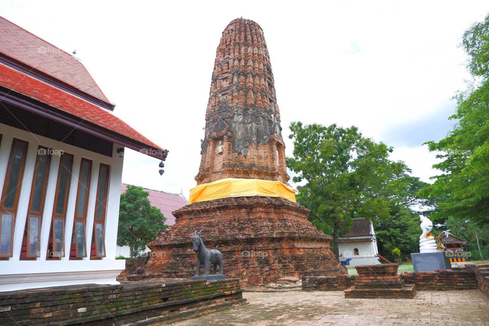 Old prang over 650 years old and old objects around the temple