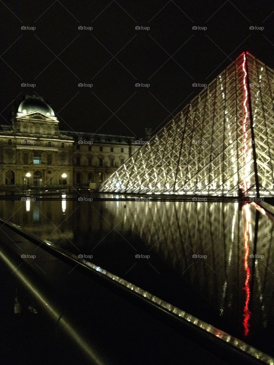 Le Louvre by night