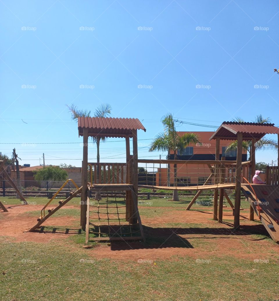 Parquinho infantil, é um espaço, que proporciona  diversos  benefícios  às crianças, ajuda na coordenação  motora,  estimula a criatividade  e promove a socialização das crianças