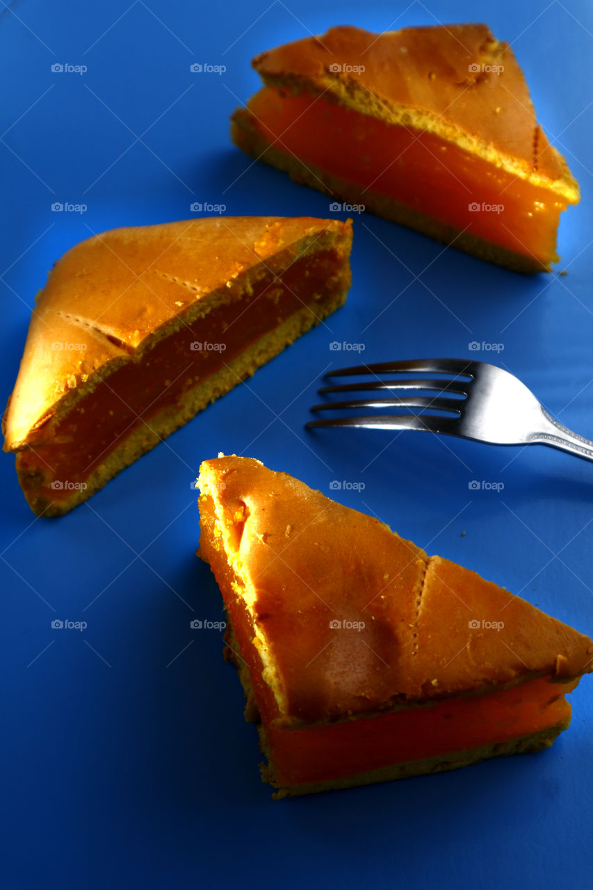 sliced pineapple pie anf a fork