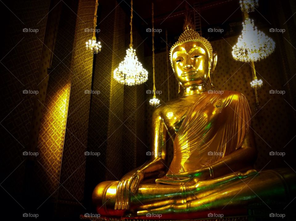 Gold buddha statue