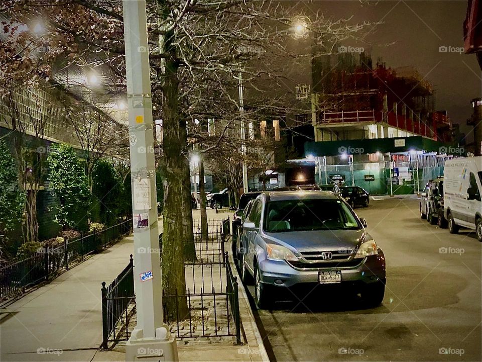 The way towards the „Pulaski Bridge“ coming from the 43 bus stop on „Box St“ is unusually lively at night considering that there wasn’t much to be expected here at all. 2023. Hypnotic Productions