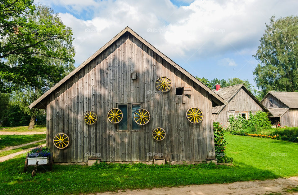 wheel wheels as a decorative element on the barn wall