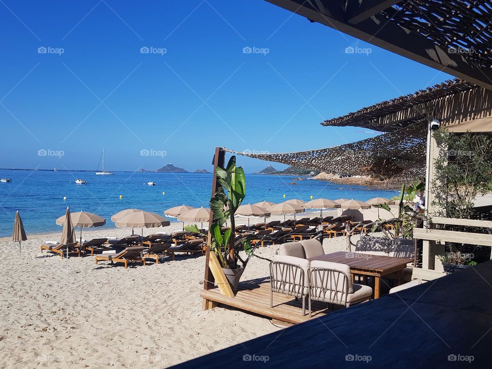Belle plage aménagée et mer magnifique