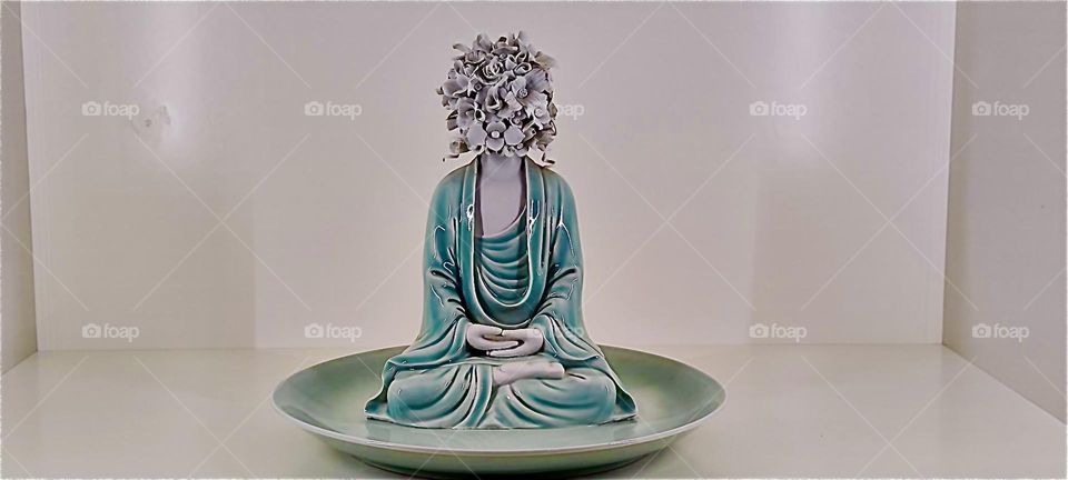 This creation in porcelain by „Ru Xiao Fan“ entitled „Ode to Meditation“. is one of many works of art shown at the „Flowers Forever“ expo in „Munich“, Germany. A meditating „Buddha“ turns out to have transformed into a flower. 2023. Hypnotic Product