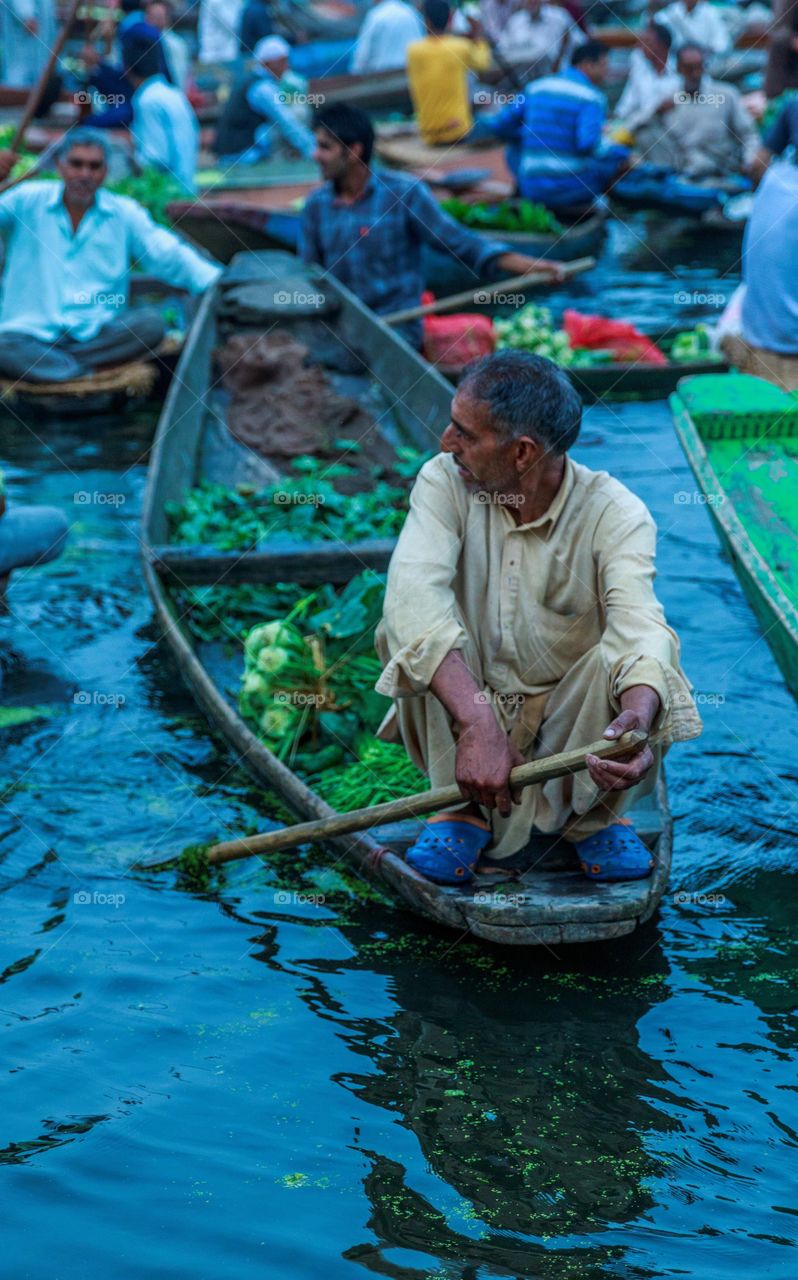 people at Srinagar floating market selling fresh vegetables..