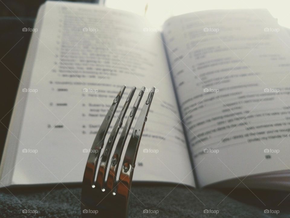 widelec uczący się. test. zestresowany widelec