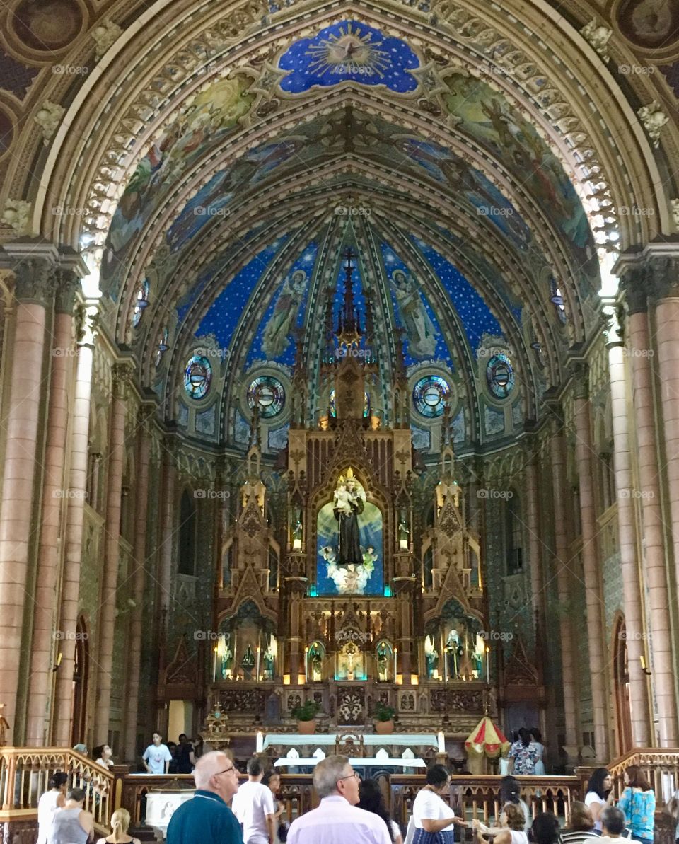 Igreja Católica na Praia do Embaré, em Santos/SP. O belíssimo altar da Basílica Santo Antônio. 