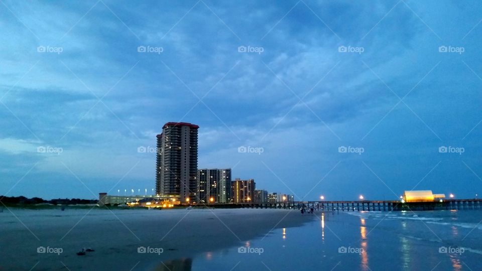 Ocean scenery in the evening