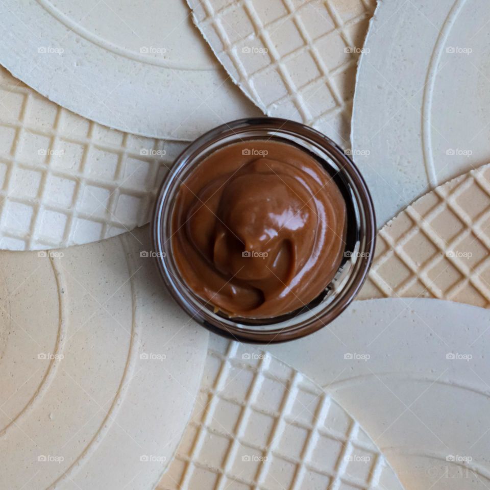 Obleas and caramel sauce 