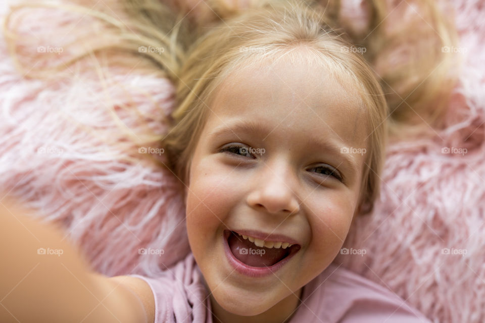 Kid making selfie 