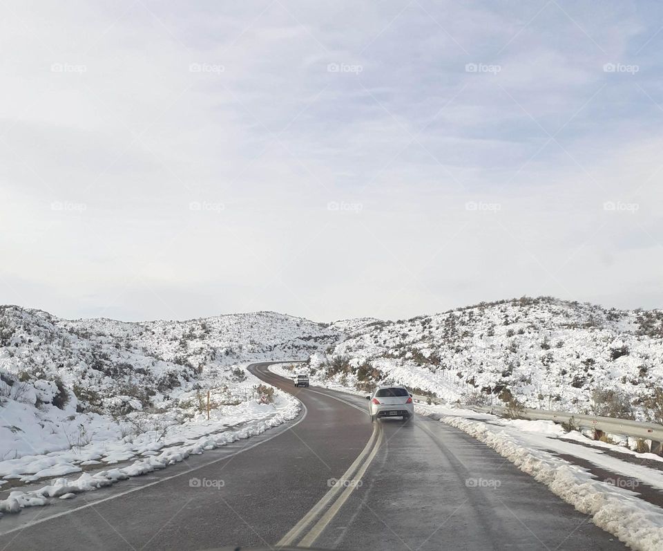 camino a las montañas nevadas en Mendoza