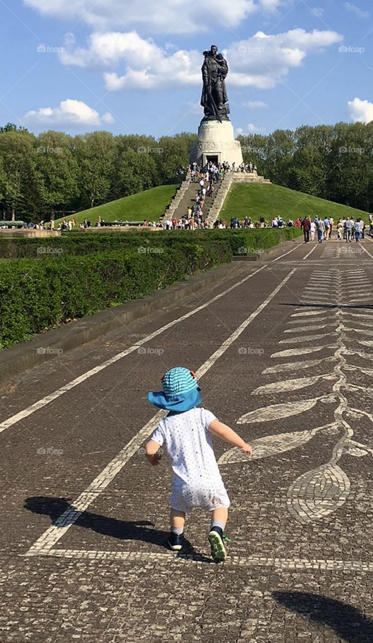 Малыш бежит к мемориалу в Берлине.