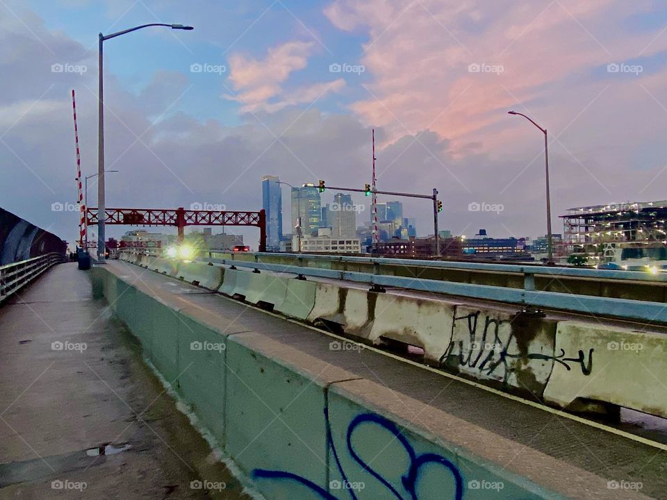 The sky above the „Pulaski Bridge“ at „Newtown Creek“ in LIC, Queens is turning progressively more pink as the sun begins to make its way below the horizon. 2023. Hypnotic Productions