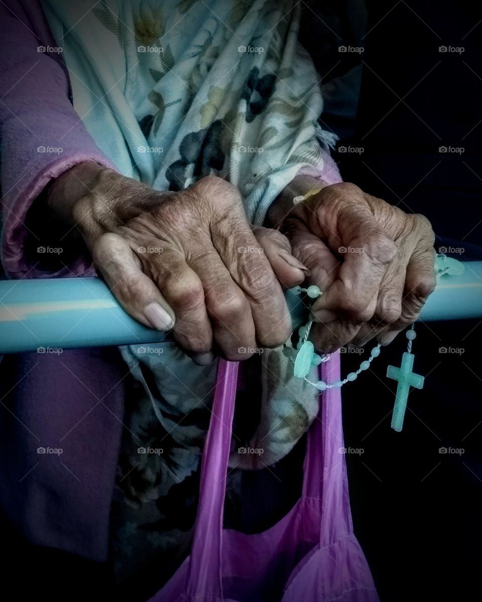 Manos De Anciana Rezando