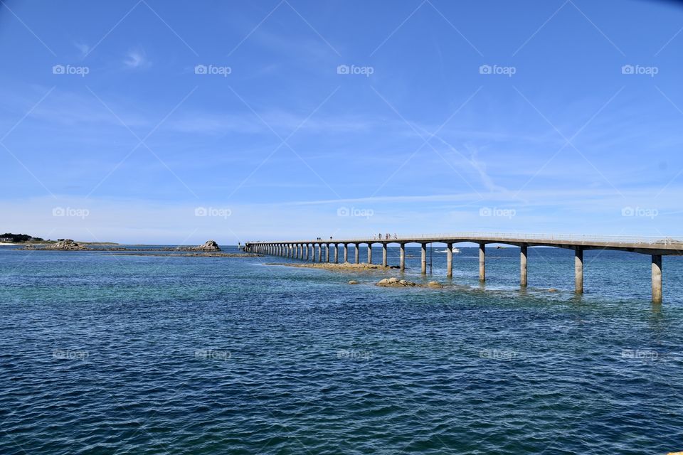 A bridge over the sea with horizon 