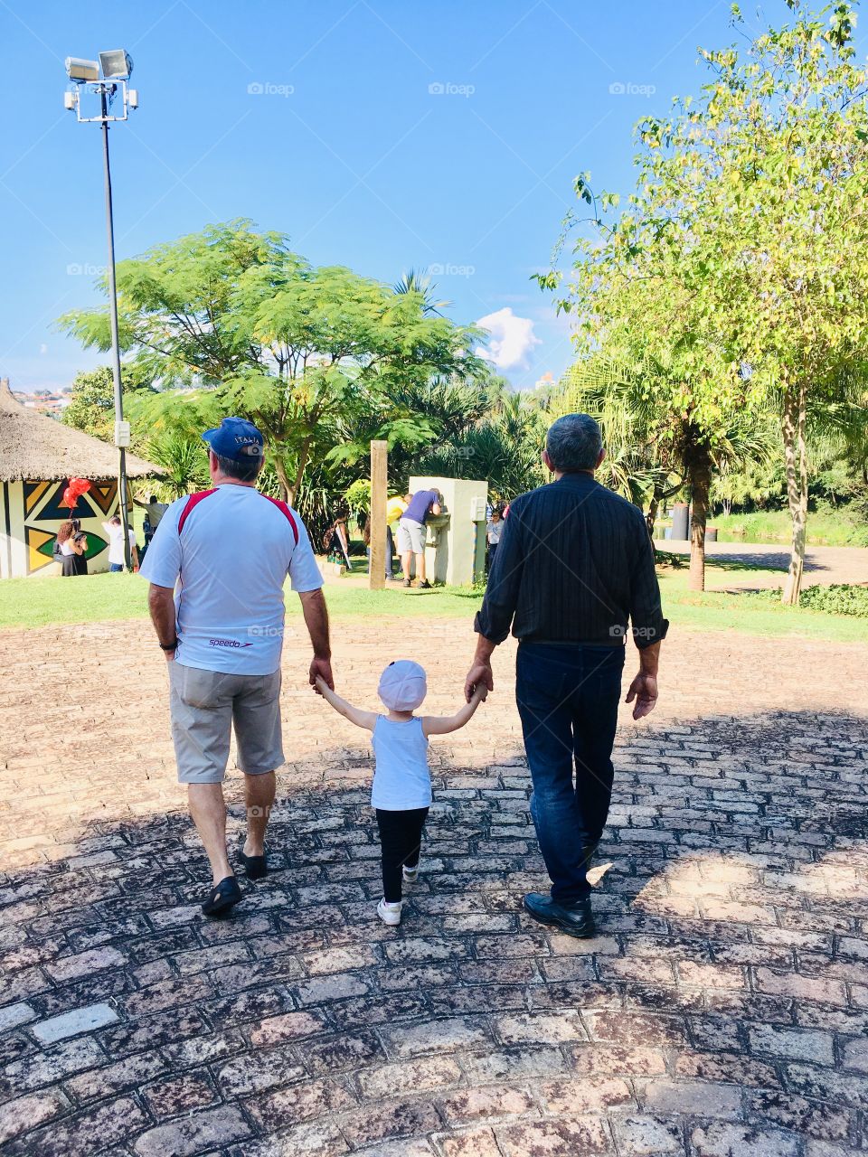 🇺🇸 My (or rather our) favorite moment: grandpa and granddaughter strolling in the park (my father and father in law with my daughter) / 🇧🇷 Meu (ou melhor, nosso) momento favorito: vovôs e a neta passeando no parque (meu pai e meu sogro com minha filha)