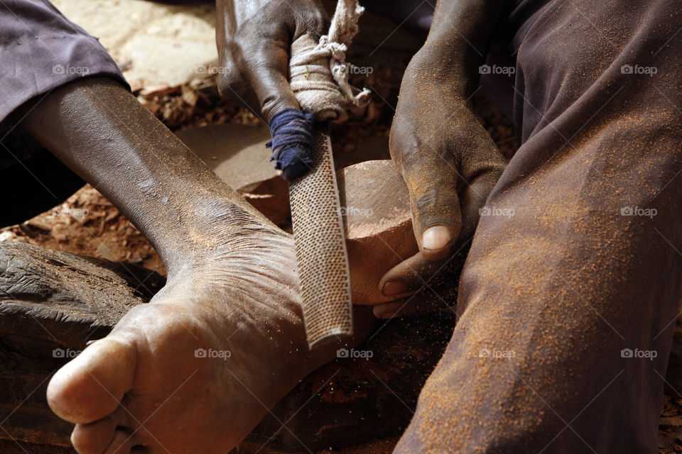 The ebony wood, which is imported from southern Sudan, is considered to be the best wood in the ceramics industry, which has benefited the people of South Sudan and the market of ceramics and handicrafts from the popular markets of tourists in Sudan