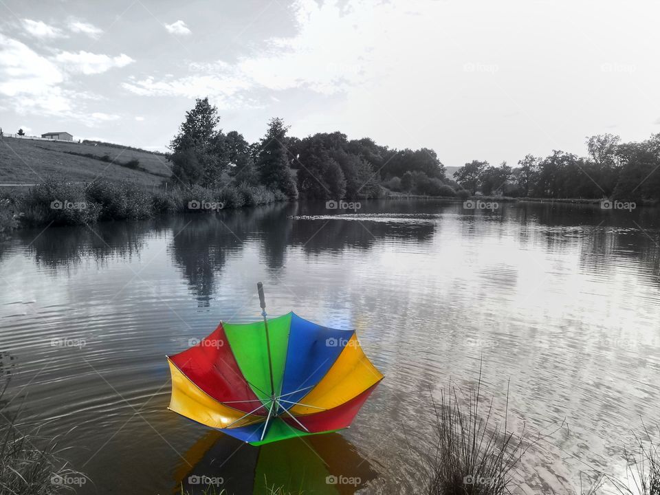Parapluie sur l'eau, contraste artistique