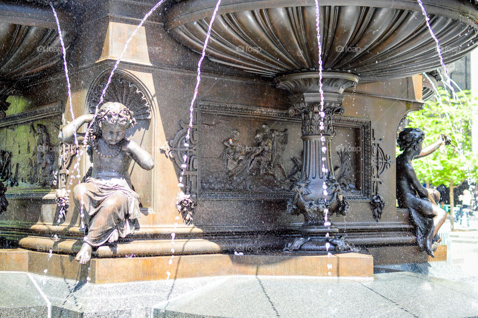 Decorative water fountain