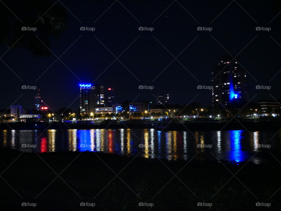 Kölner Rhein mit Lichtern. Lichtspiel bei Nacht.