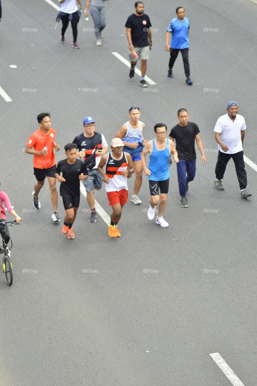 A number of athletes are running on the streets of Jakarta, car-free day, Jakarta 15 January 2023