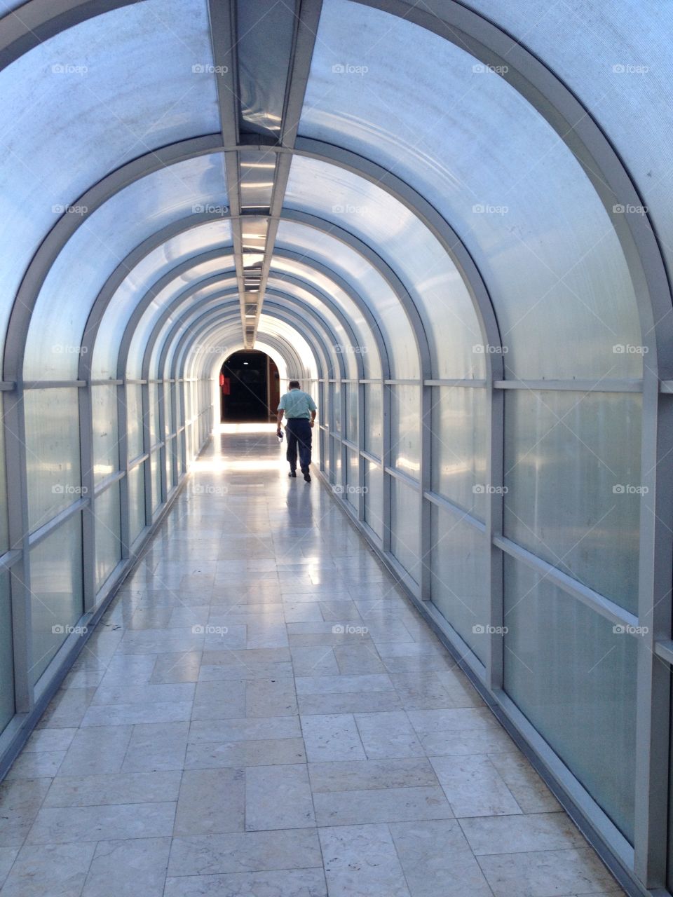 Man alone in glass tunnel: nobody to help?