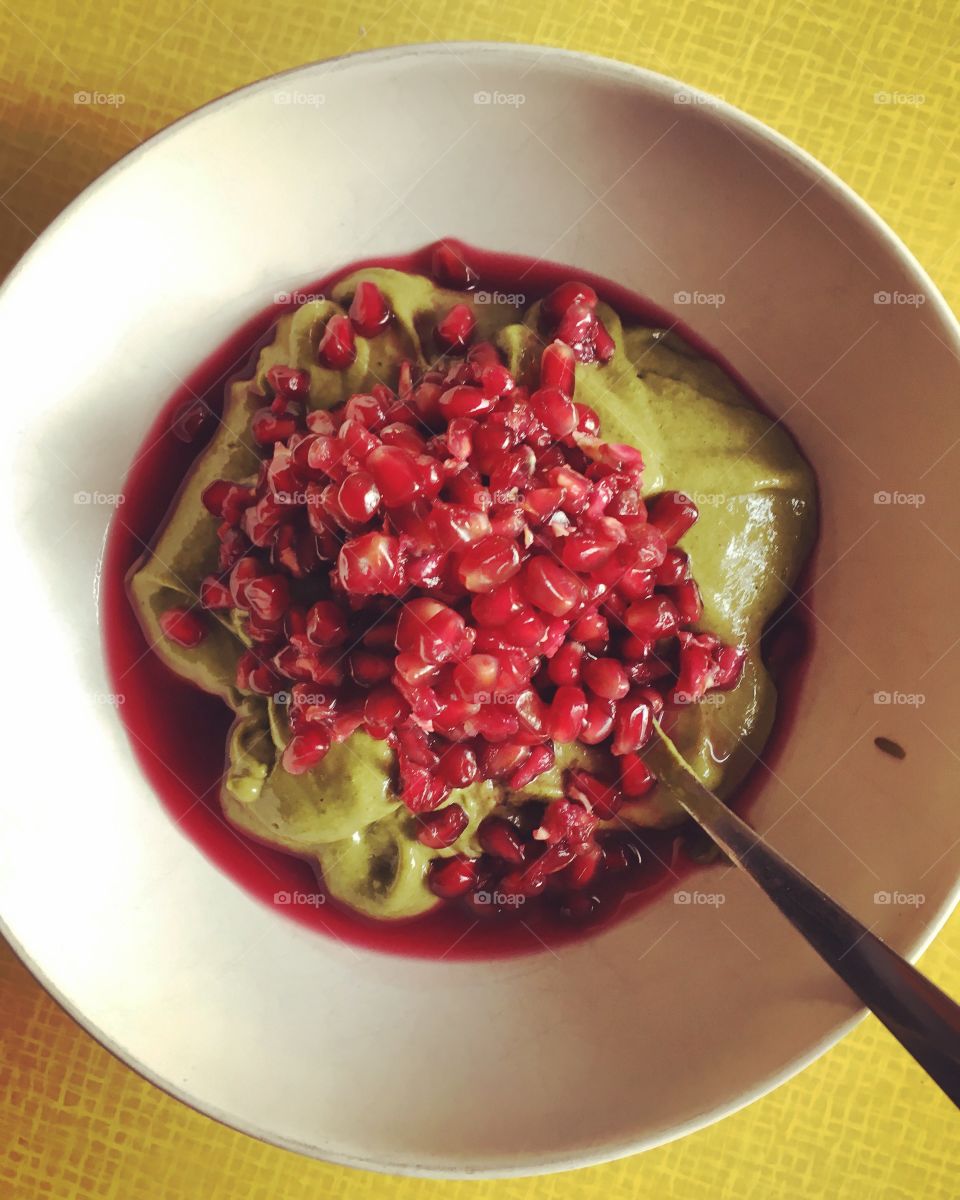 Green smoothiebowl with pomme granade