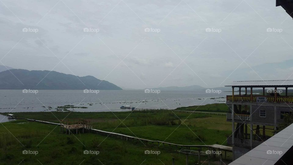 Lago, orilla, montañas, clima, frio, agua, cielo, lluvia