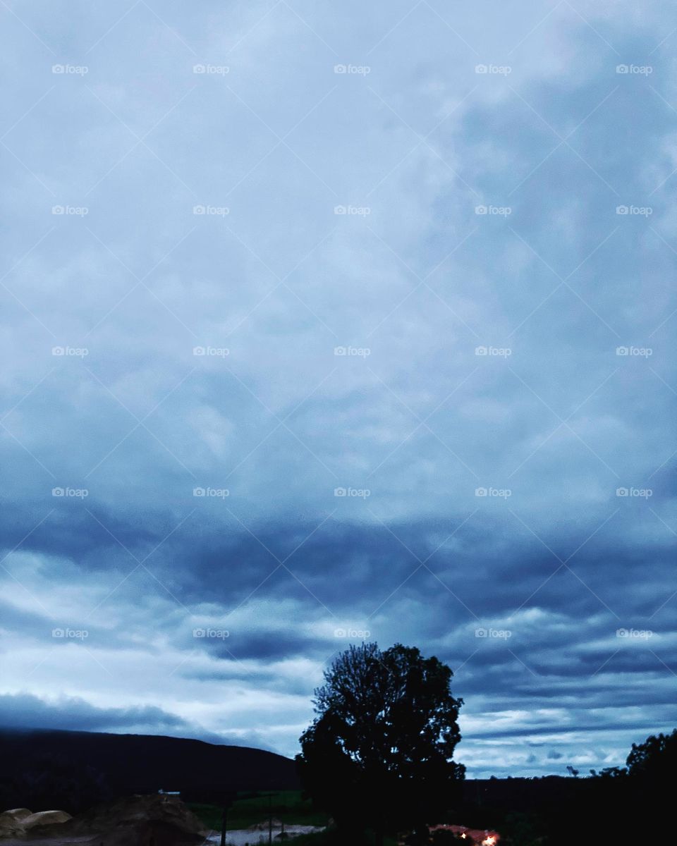 🌄🇺🇸 An extremely cloudy dawn in Jundiaí, interior of Brazil. Cheer the nature! / 🇧🇷 Um amanhecer extremamente nublado em Jundiaí, interior do Brasil. Viva a natureza! 