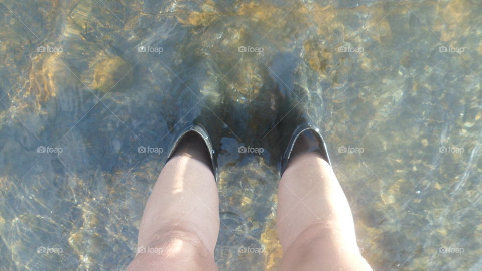 não totalmente com os pés na água do Rio, mas sentindo a leveza .