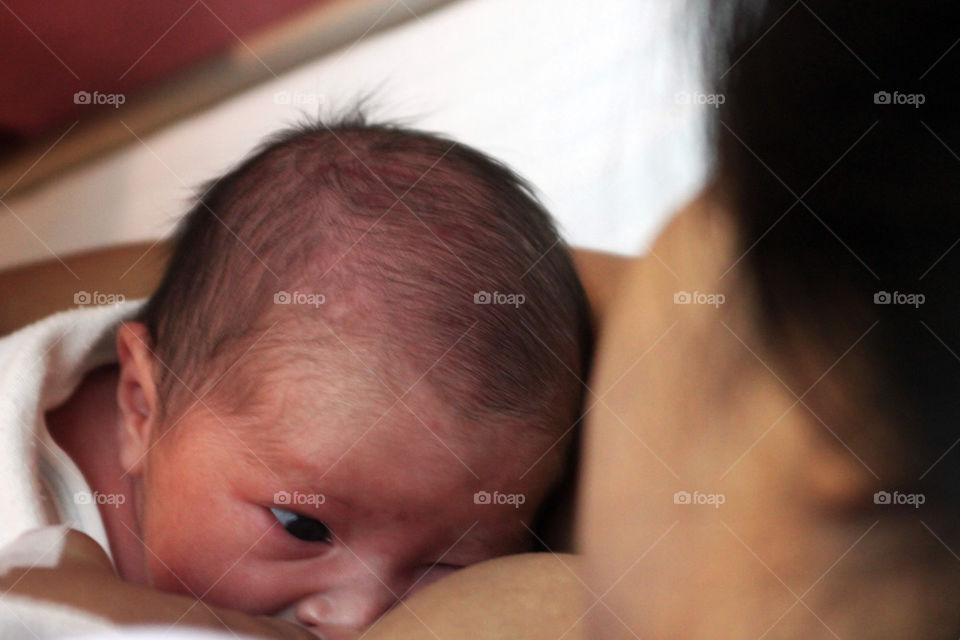 newborn breast feeding 