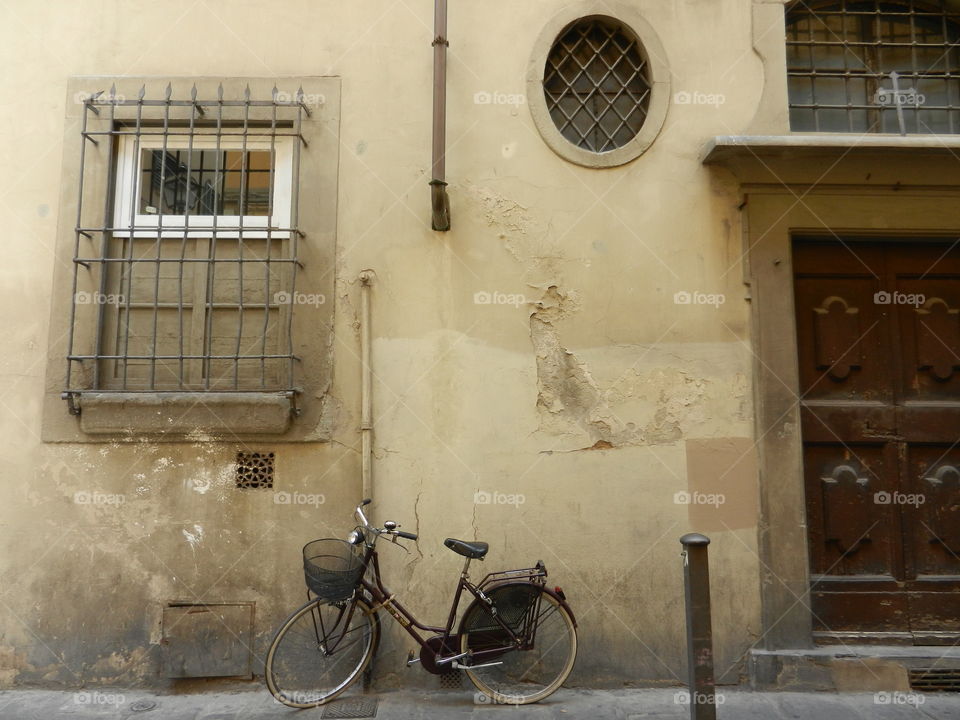 Rustic journey through the Florentine streets. 