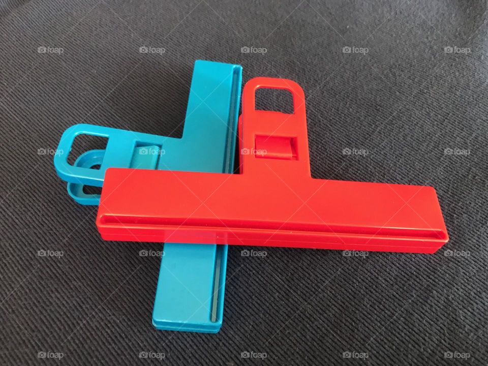  Complimentary colored clips.