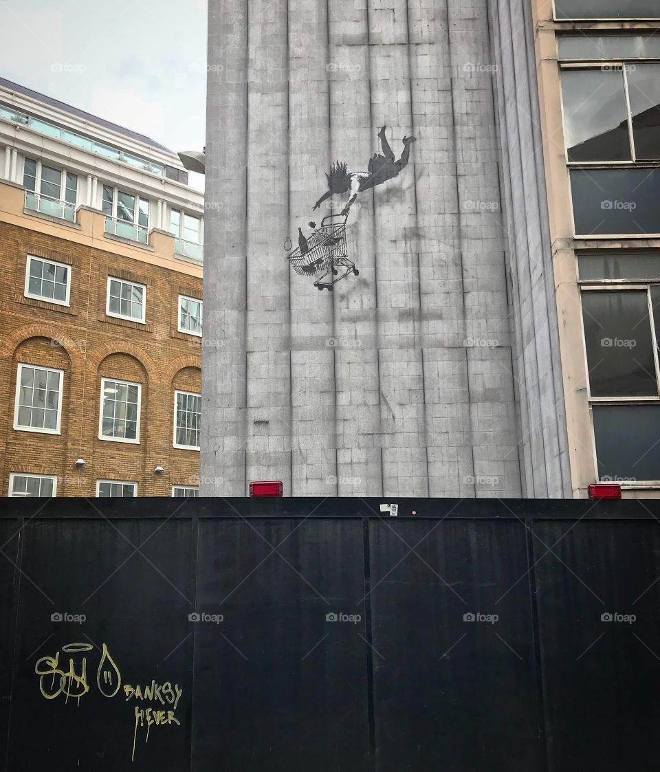 Banksy - London - the falling shopper