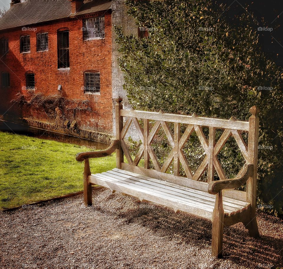 Garden. Bench lake 