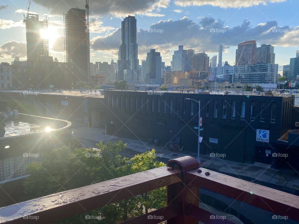 The most beautiful views can be enjoyed from atop the “Pulaski Bridge” at “Newtown Creek”. Straight ahead there is “Long Island City”, Queens and in the furthest distance “Manhattan”. 2023. Hypnotic Productions