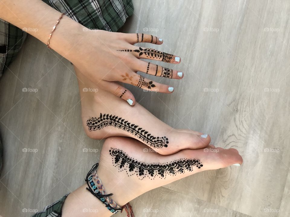 Hand and feet henna design 
